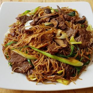 Massa de Arroz com Carne de Vaca