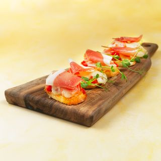 Brusketi sa pršutom