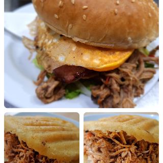 Combo burguer carne mechada y arepa carne y arepa pollo