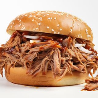 Бургер с дърпано свинско месо (450г)