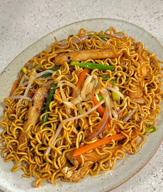 Fideo Frito Con Pollo Y Verduras