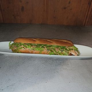 Baguette De pechuga de Pollo, Lechuga, Salsa Rosa
