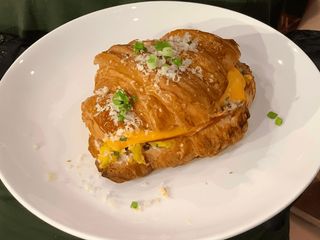 Круасан з шинкою (245g)