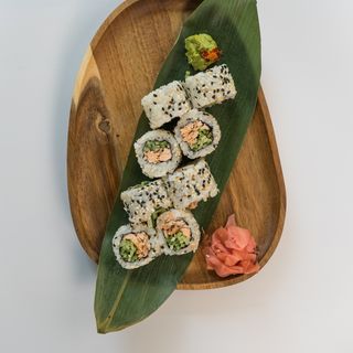 Uramaki pasta z łososia