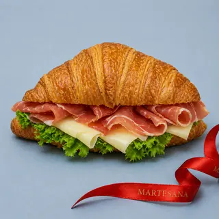 Croissant salato con prosciutto crudo e formaggio