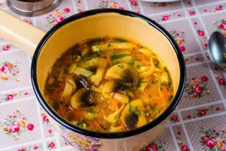 Бульон куриный с лапшой и грибами