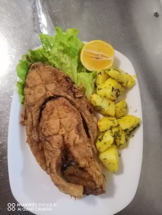 Пържен шаран с гарнитура сотирани картофи