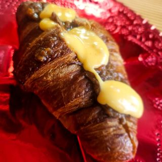 croissant de rabo de toro y salsa swet chili