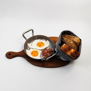 Jaja na oko s prilogom