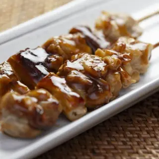 85. Yakitori de pollo, 2 unidades