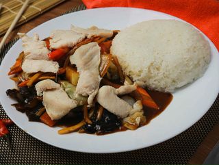 Pui cu orez și legume