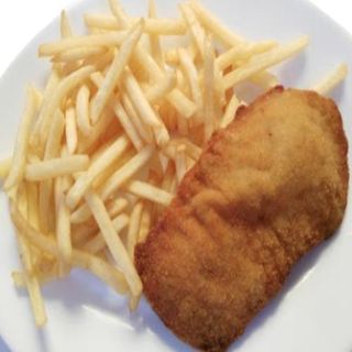 Filete De Pollo, Patatas Y Ensalada