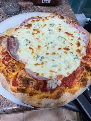 Pizza De Roquefort Con Jamón