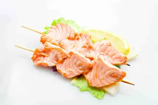 51. Spiedini di salmone alla piastra con salsa teriyaki(3pz)