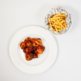 Pileća krila s prilogom