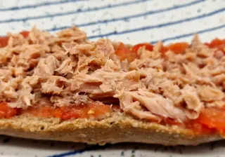 Tostada de Tomate Y Atún