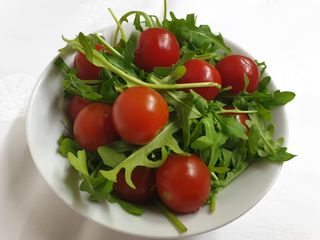 Salata sa rukolom i čeri paradajzom