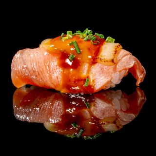 N8. Nigiri salmon special white 2 pezzi