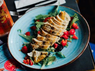 Petto di pollo e mezza focaccia inclusa