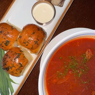 Борщ с говяжьим ребрышком и пампушками                    