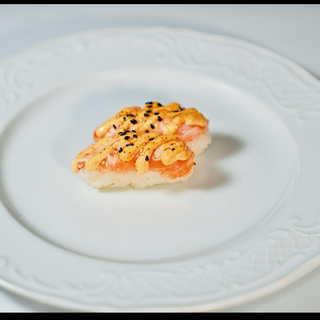818.nigiri salmón flameado picante