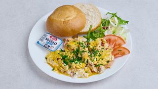 Jajecznica z boczkiem i szczypiorkiem