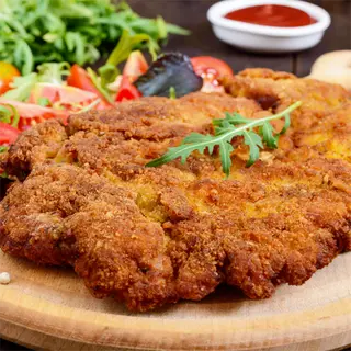 Escalope caprese (medio) + ración de patatas fritas caseras + ensalada LTC