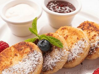 Сирники зі сметаною та малиноваим варенням