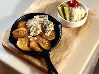 Пательня деруни з яловичими щічками (450g)