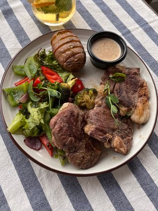 Мини Ти-бон стейк из баранины с жареными овощами (350г)