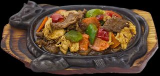 Pui, porc, vita cu 10 ingrediente pe placa incinsa