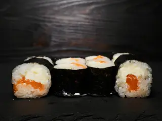 Макі рол з лососем та сиром (110г)