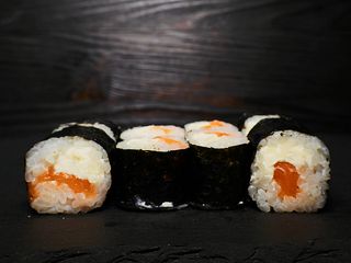 Макі рол з лососем та сиром (110г)