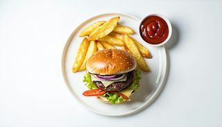 Burger Angus cu Cartofi Wedges și Sos Dulce Acrișor