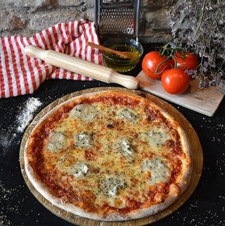 Pizza 4 Quesos Mediana (35 cm.)