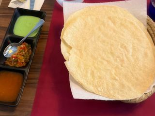 Papadum con salsas (2 uds.)