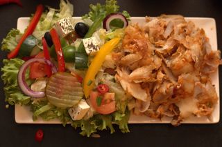 Kebab z sałatką grecką