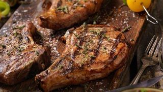 Свински стек с микс салати и картофи на фурна