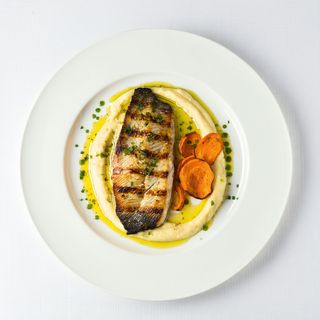 Dorada cu piure de pastarnac si chips de morcovi