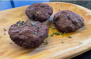 Piftelute moldoveneşti cu piure si salata de varza 