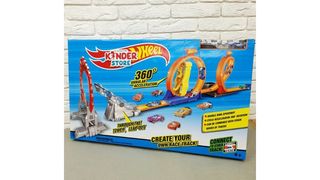 Трек HotWheel 360' в комплекте 2 металл машинки