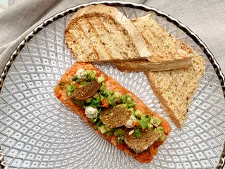 Тартар з лосося з авокадо (100/200g)