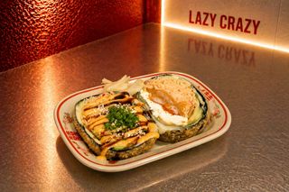 Burger sushi fără orez cu creveți și crab
