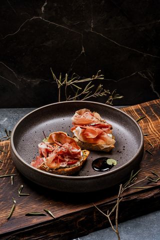 Bruschette cu prosciutto și stracciatella fină