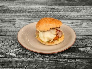 Menù XL con emmental, bacon, lattuga, peperoni, salsa piccante