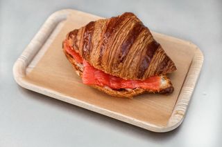 Круасан з лососем, 160 г