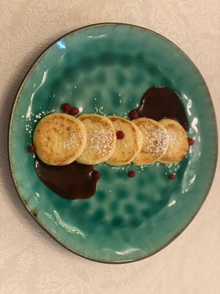 Сирники в ягідному соусі (200г)