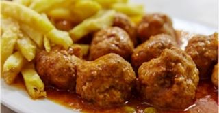Albóndigas Con Tomate Con Patatas Fritas Y Huevo