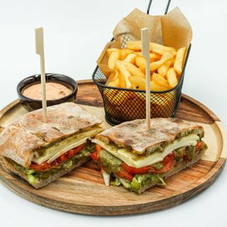 ფოკაჩას სენდვიჩი კაპრეზე კომბო