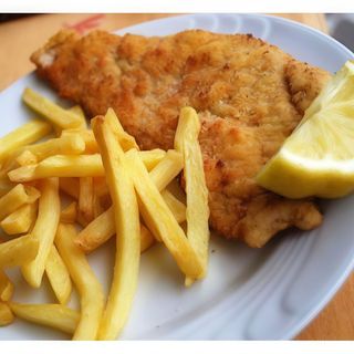 Cotolette di petto di pollo con patatine fritte